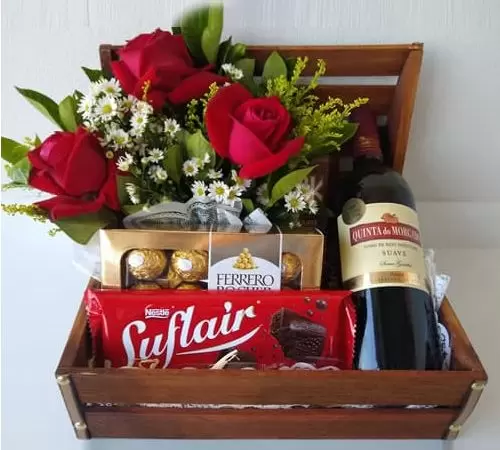 Baú com Flores, Vinho e Chocolate