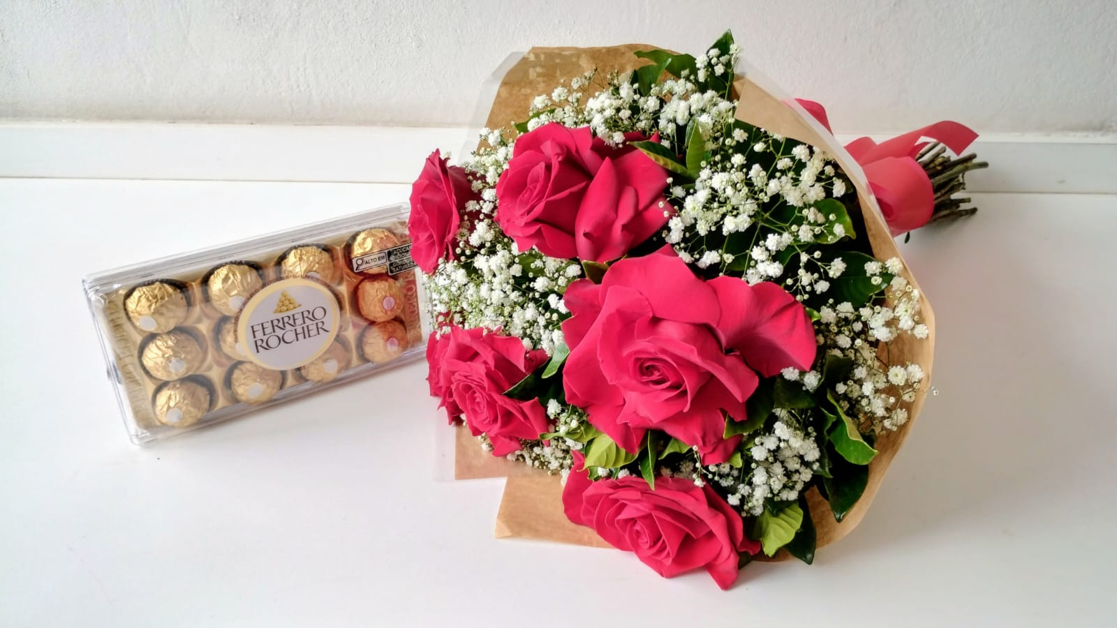 Buquê com 6 Rosas Colombianas e Ferrero Rocher 150g